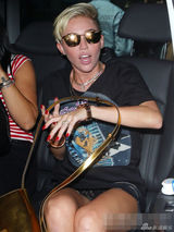 组图：麦莉赛勒斯超短皮裙亮相 走光露黑丝底裤