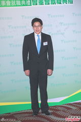 组图：霍启刚升级当爸满面笑容