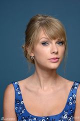 组图：泰勒为《机遇》写歌 露沟写真俏丽典雅