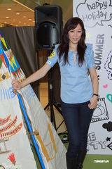 高清图：琦琦曝任达华为女儿学弹琴 MCJin望做父亲