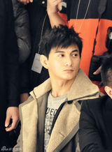 组图：吴奇隆出席品牌活动现场卖萌小动作不断