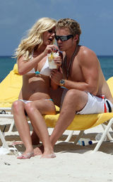 幻灯图集：海蒂-蒙塔格拍摄写真 和男伴海边嬉戏