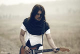 组图：迪克牛仔颓废写真 长发飘逸专注音乐