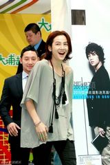 幻灯图：张根锡香港会影迷 中性露肩衫显魅惑