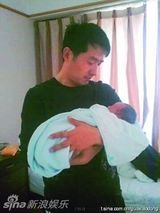 幻灯组图：星爸星妈新流行带孩子玩微博