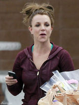 组图：布兰妮素面朝天逛超市 一身休闲不修边幅