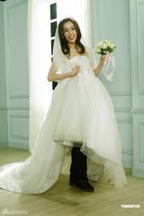 组图：范玮琪新专辑将发行 MV预演婚礼众人感动