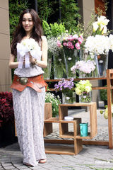 组图：范玮琪练习抛捧花 提前体验当新娘