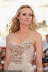 组图：黛安-克鲁格长发飘飘风情万种亮相红毯
