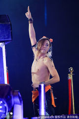 组图：张根硕开唱半裸露点 粉丝着比基尼狂欢