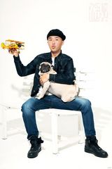 组图：包贝尔搞怪逗萌狗 无交流自成风格