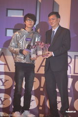 组图：中韩明星齐聚搜寻人气大奖颁奖礼  