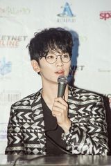 组图：EXO学院风亮相马尼拉记者会 SHINee时尚