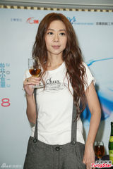 组图：陈绮贞演唱会男友现身 豪放上演女女舌吻