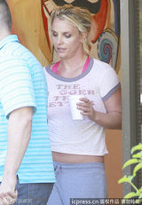 组图：布兰妮穿旧衣露肚腩肉 头发蓬乱面色疲惫