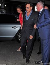 组图：德普伦敦宣传新片 女友红裙妩媚抢镜