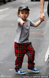 组图：米兰达带萌宝儿子出街 亲昵爱抚母爱满满