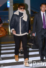 组图：Rain赴日开唱 黑超遮面棉服包裹严实