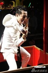 高清图：庾澄庆开唱化身美男鱼 好友张学友助阵