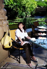 幻灯图：黄奕南非拍大片 轻松惬意享受生活