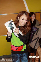 幻灯组图：容祖儿称2010是重要关口 将跨入30岁门槛