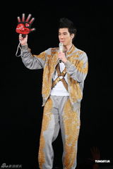 组图：王力宏开唱战袍驾坦克 与伴舞玩暧昧