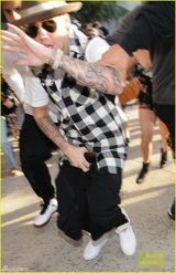 组图：比伯再添脑残事 机场被拘释放吐舌扮无辜