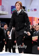 组图：韩花样滑冰公主金妍儿会粉丝展笑颜