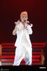 组图：韩庚个唱上演万人大合唱 与女舞者挑逗热舞