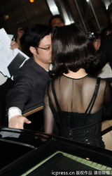 组图：范冰冰深V礼服亮相遭围堵