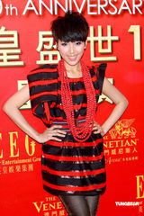 幻灯图：英皇群星出席春茗晚宴 Twins再度“合体” 