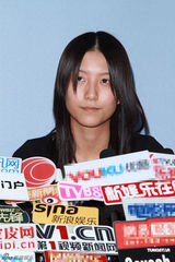 高清图：陈嘉桓素颜出席记者会交代被骚扰事件