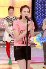 幻灯图：米雪等上节目胸爆气球 暧昧游戏姿势引遐想