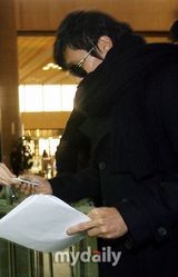 幻灯：李秉宪前往日本参加见面会　黑墨镜示人