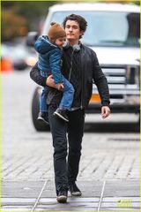 组图：米兰达开心赴日 前夫带萌子显父爱