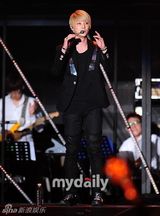 组图：韩国偶像组合神话15周年演唱会