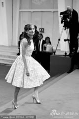 组图：《睡美人》首映 影后于佩尔清纯白裙装嫩