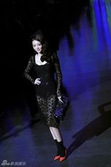 组图：斯嘉丽-约翰逊亮相秀场 熊黛林同场斗艳