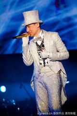 组图：张学友巡演南京站火爆 歌神劲歌热舞活力四射