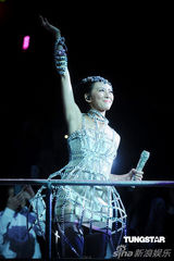 高清图：孙燕姿化身未来战士香港开唱 谢安琪做嘉宾