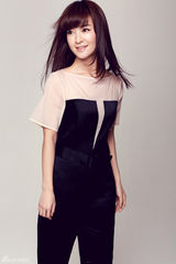 组图：李晟气质写真 裤装出镜干练时尚