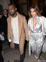 组图：卡戴珊银色深V装露半球 与老公恩爱牵手