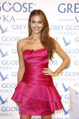 高清图：C罗女友伊莉娜-莎伊克低胸礼服秀性感