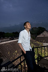 组图：高虎雨中扮硬汉 文艺与嬉皮融合