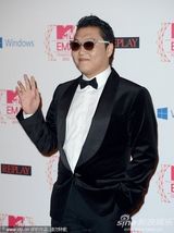 组图：鸟叔经典墨镜造型亮相 表情鬼马打招呼