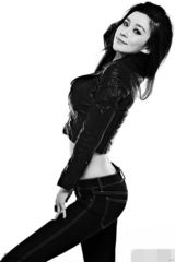 组图：荆希西小露蛮腰 黑白写真秀性感