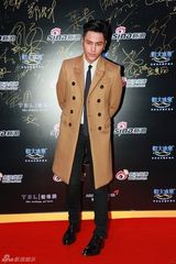 组图：微博之夜红毯 陈坤微笑亮相帅气有型