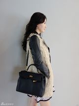 组图：孟瑶春装街拍秀妩媚女人范儿