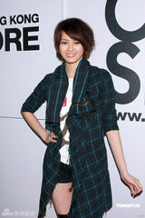 幻灯图：梁咏琪出席活动献爱心 称爱情受挫顺其自然