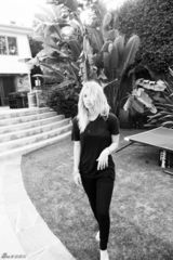 组图：“佩妮”凯莉-库科拍写真大展随性之美